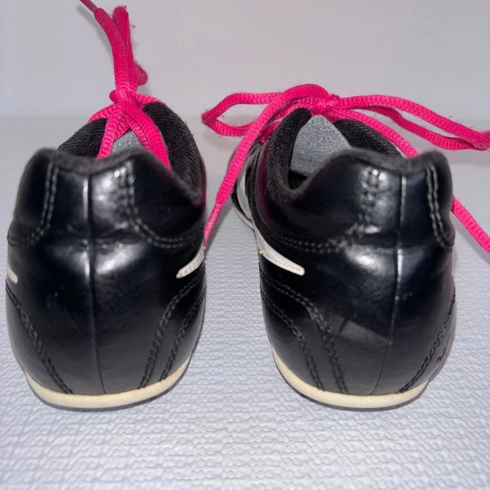 Nike Youth‎ Soccer Cleats Black White Pink Laces Size 13.5 Soccer Shoes